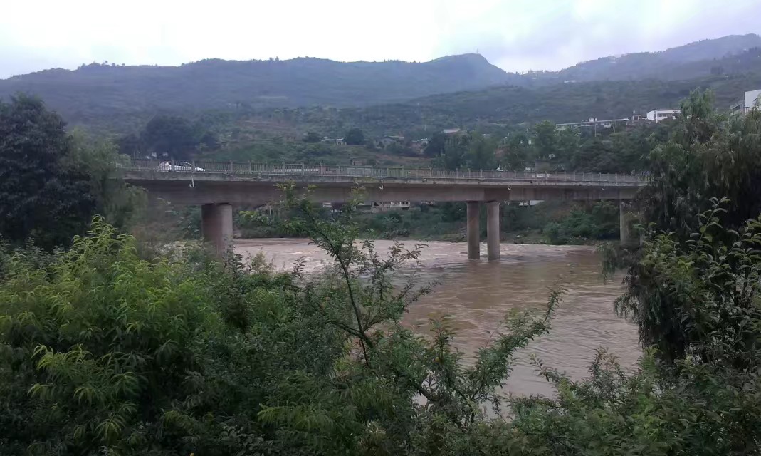 二十一世纪初新建的赤水河大桥(钢混结构) 二十一世纪初新建的赤水河大桥(钢混结构)
