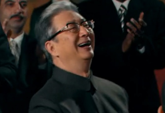 陈铎饰演的乔冠华在联大的标誌性笑容 陈铎饰演的乔冠华在联大的标誌性笑容