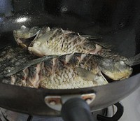 大葱烤鲫鱼