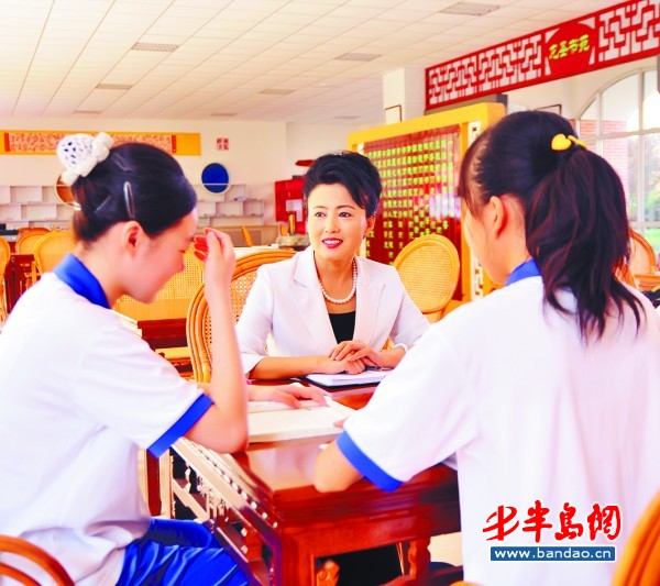 李校长与学生交谈 李校长与学生交谈