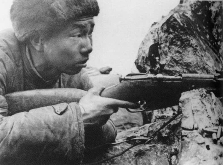 志愿军狙击英雄张桃芳在阵地上 志愿军狙击英雄张桃芳在阵地上