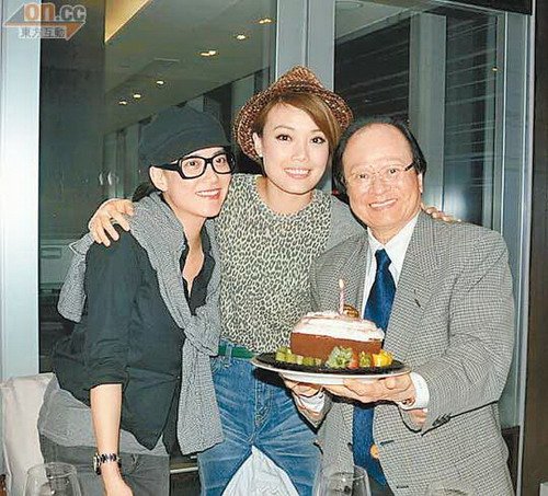 与容祖儿、霍汶希一起吃鲍鱼庆祝父亲节。 与容祖儿、霍汶希一起吃鲍鱼庆祝父亲节。