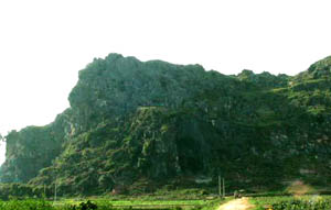 灵山人发掘地 - 马鞍山近景 灵山人发掘地 - 马鞍山近景