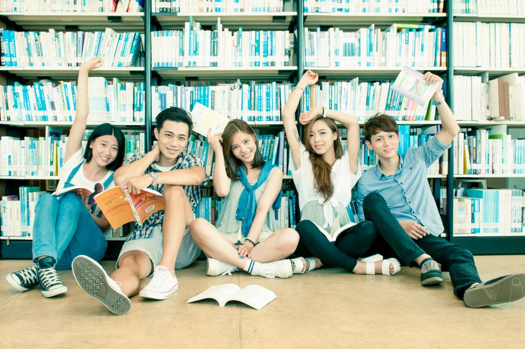 在图书馆的学生 在图书馆的学生