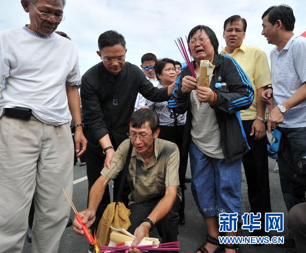 领队谢廷骏双亲在菲律宾路祭场景 领队谢廷骏双亲在菲律宾路祭场景