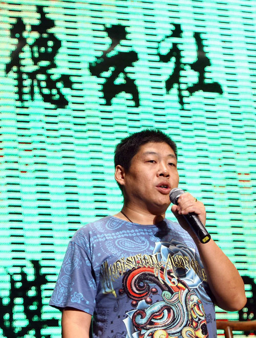 李鹤彪在“打人事件”的说明会上道歉 李鹤彪在“打人事件”的说明会上道歉