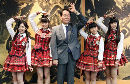 表敬访问した浜田恵造香川県知事とAKB48 表敬访问した浜田恵造香川県知事とAKB48