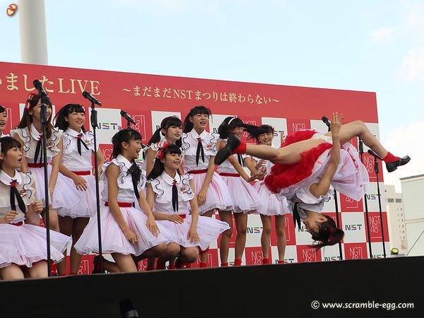 加藤美南がヘビロテ间奏で前宙を披露して 加藤美南がヘビロテ间奏で前宙を披露して