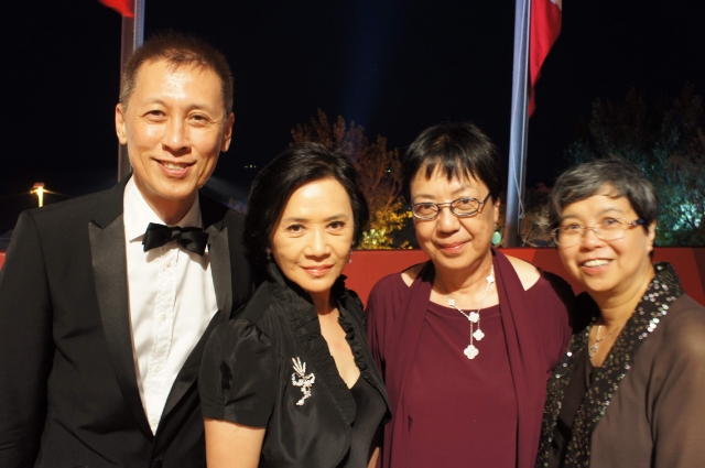 陈佩华(右一)与许鞍华、叶德娴等人 陈佩华(右一)与许鞍华、叶德娴等人