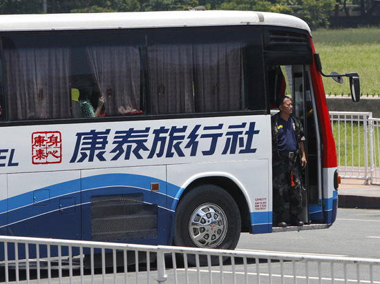 人质劫持者站在大巴门口 人质劫持者站在大巴门口