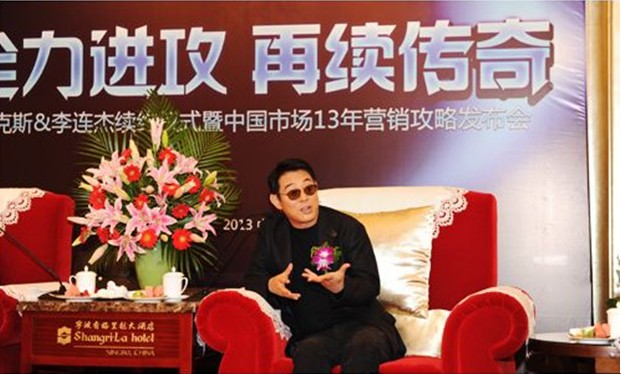 签约会现场国际巨星李连杰接受媒体记者採访 签约会现场国际巨星李连杰接受媒体记者採访