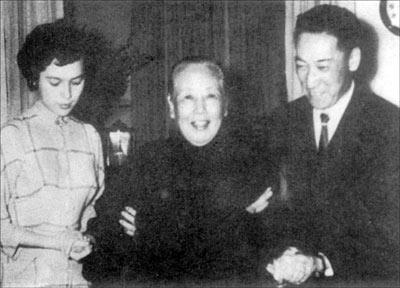 姚冶诚(中)与蒋纬国、邱爱伦夫妇的合影 姚冶诚(中)与蒋纬国、邱爱伦夫妇的合影
