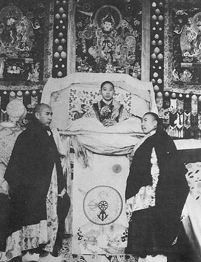 十世班禅在塔尔寺普照文殊殿行坐床典礼 十世班禅在塔尔寺普照文殊殿行坐床典礼