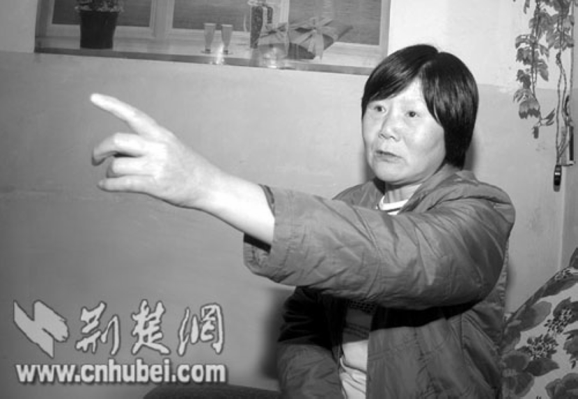 2005年,陈传香向人们讲述当年打豹经历 2005年,陈传香向人们讲述当年打豹经历