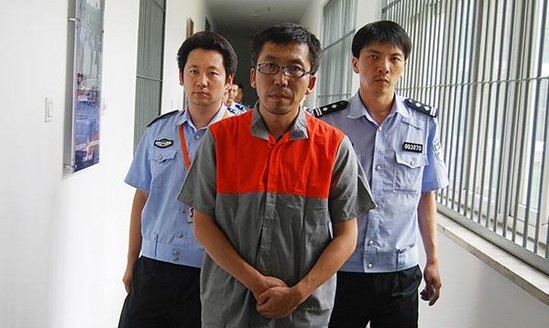 警方押解犯罪嫌疑人“立二拆四” 警方押解犯罪嫌疑人“立二拆四”