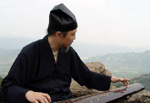 图为武当钟云龙道长云游崂山 图为武当钟云龙道长云游崂山