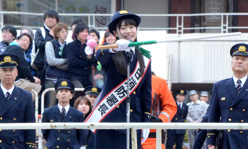 放水の指挥を执る加藤美南=新潟市中央区で 放水の指挥を执る加藤美南=新潟市中央区で