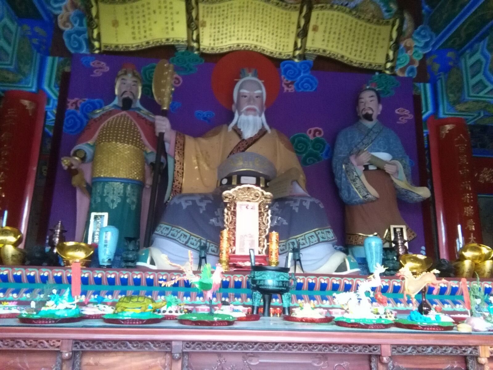 姜太公戎装坐像,谋圣张良、兵圣孙武雕像配享于姜太公左右两侧 姜太公戎装坐像,谋圣张良、兵圣孙武雕像配享于姜太公左右两侧