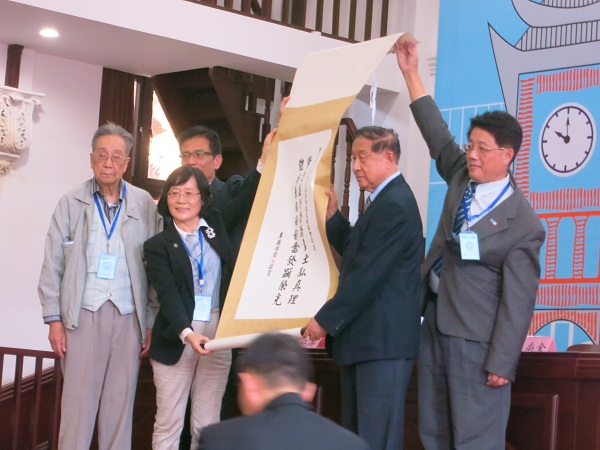 上海圣约翰大学第十一届世界校友联谊会上,陈金莲校长赠礼 上海圣约翰大学第十一届世界校友联谊会上,陈金莲校长赠礼