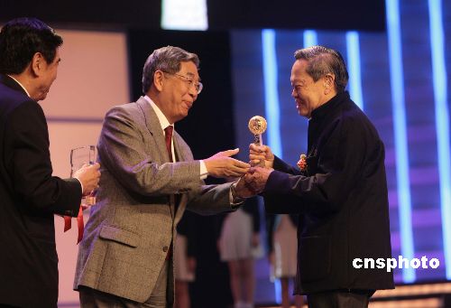 杨振宁获2006影响世界华人大奖(右) 杨振宁获2006影响世界华人大奖(右)