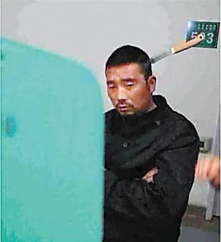 淡定哥(淡定哥延吉男子头插水果刀就医) 淡定哥(淡定哥延吉男子头插水果刀就医)