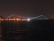 韦拉札诺海峡桥的夜景。 韦拉札诺海峡桥的夜景。