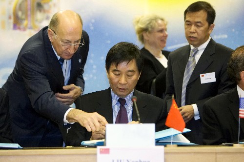 科技部副部长刘燕华(中)代表中国政府签署 科技部副部长刘燕华(中)代表中国政府签署