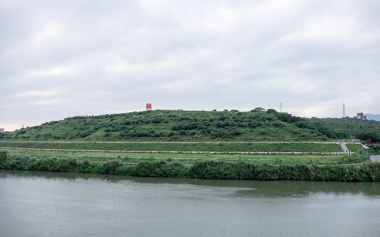 绿化后的原葫洲里垃圾掩埋场与基隆河(2014年) 绿化后的原葫洲里垃圾掩埋场与基隆河(2014年)