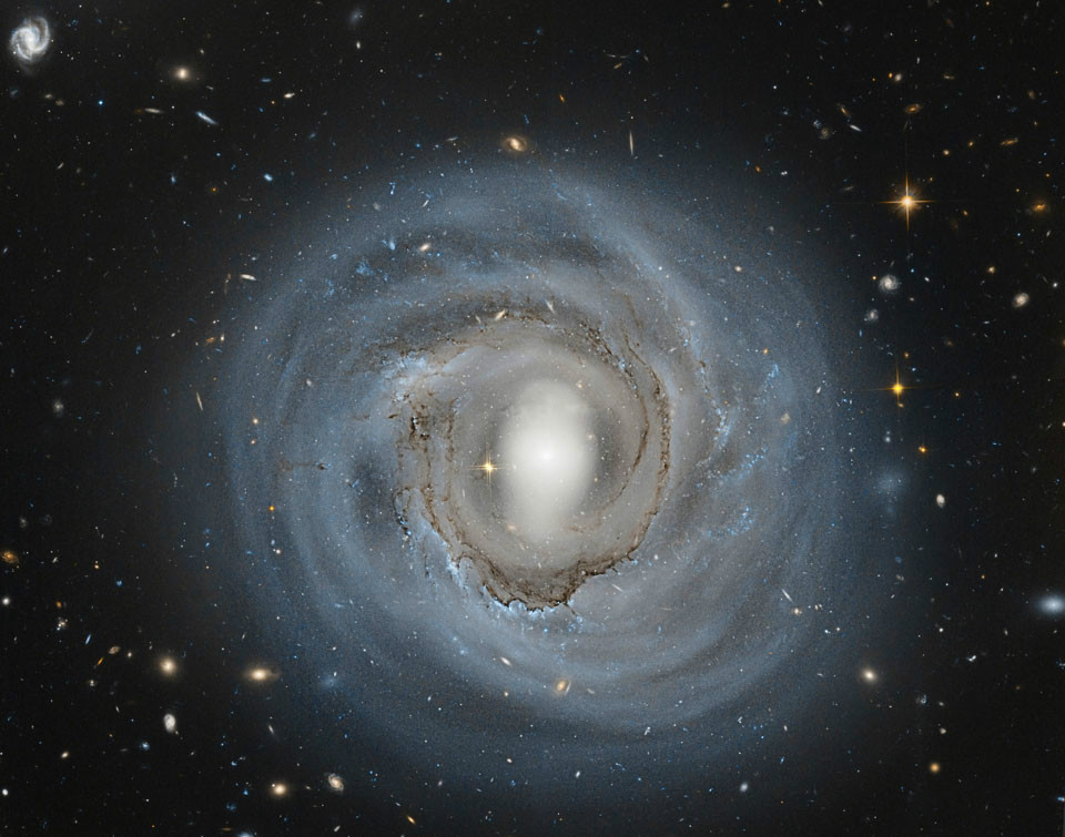 苍白的NGC 4921 苍白的NGC 4921