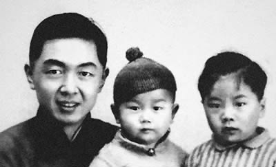 端木露西丈夫储安平与其孩子合影 端木露西丈夫储安平与其孩子合影