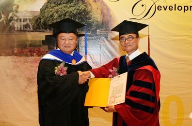 郑崇华被台大授予名誉工学博士学位 郑崇华被台大授予名誉工学博士学位