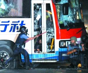 菲律宾警察试图打开被劫大巴车门 菲律宾警察试图打开被劫大巴车门