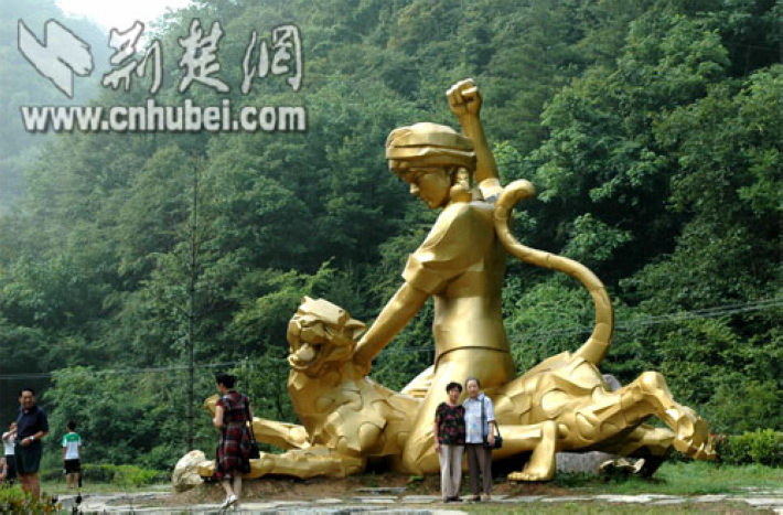游客在“打豹英雄陈传香”雕塑前留影 游客在“打豹英雄陈传香”雕塑前留影