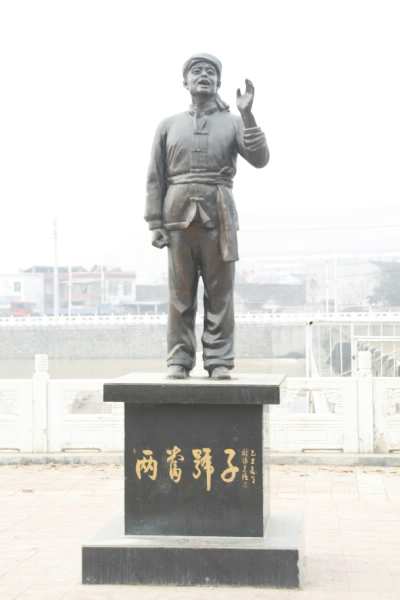 图1 两当县城的两当号子雕塑 图1 两当县城的两当号子雕塑