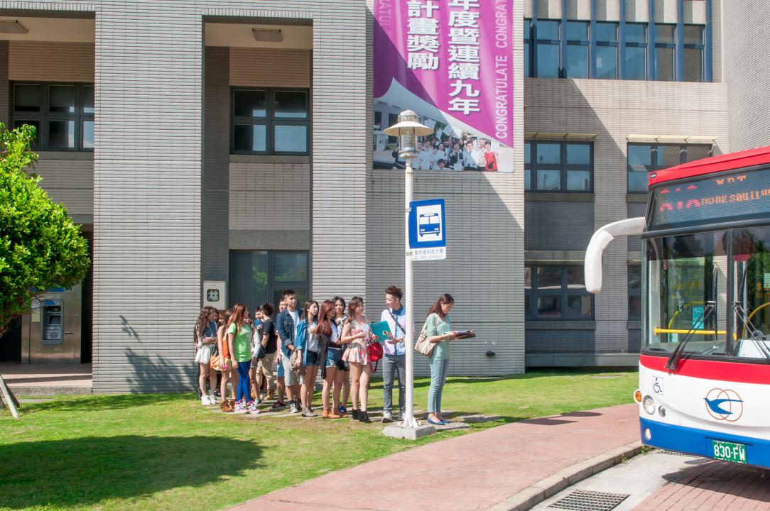 等待校车排队的学生 等待校车排队的学生