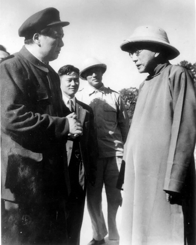 1949年9月19日,张元济(右)应毛泽东主席邀请同游天坛 1949年9月19日,张元济(右)应毛泽东主席邀请同游天坛