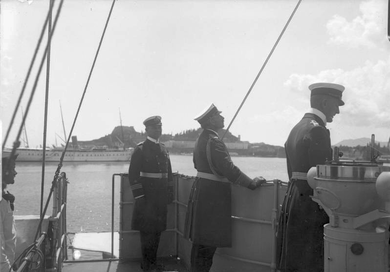 1894年威廉二世(中)在一艘军舰上 1894年威廉二世(中)在一艘军舰上