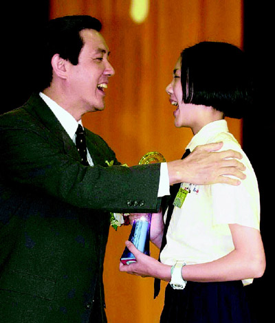 时任台北市长的马英九为女儿马元中颁奖 时任台北市长的马英九为女儿马元中颁奖