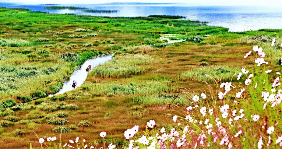 泸沽湖(四川省盐源县与云南省宁蒗县界湖) 泸沽湖(四川省盐源县与云南省宁蒗县界湖)