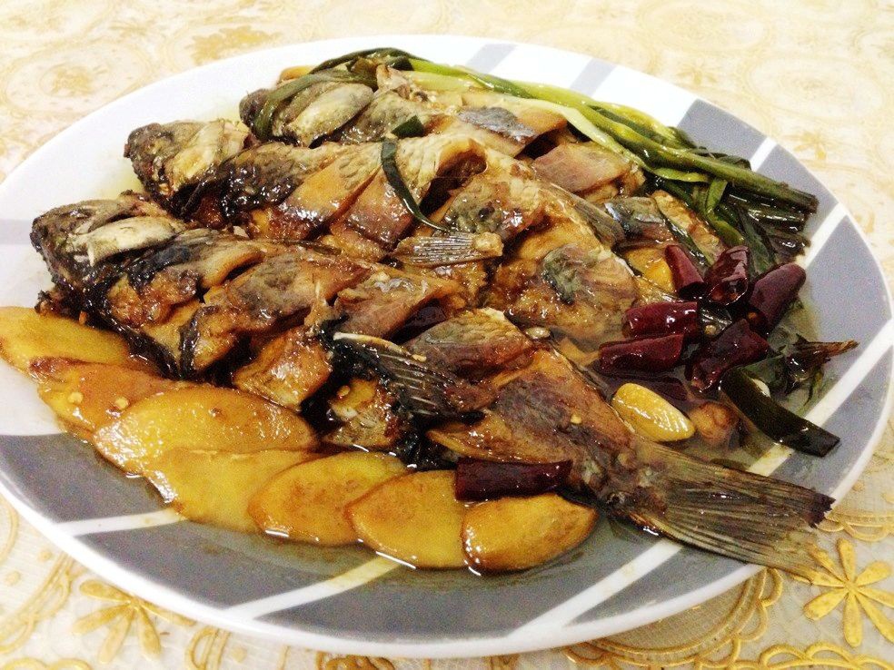 小葱烤鲫鱼