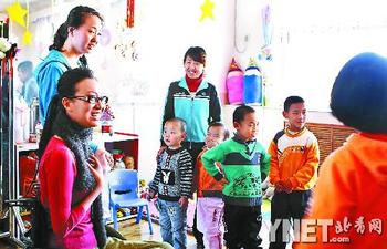 刘岩在给孩子们上课 刘岩在给孩子们上课