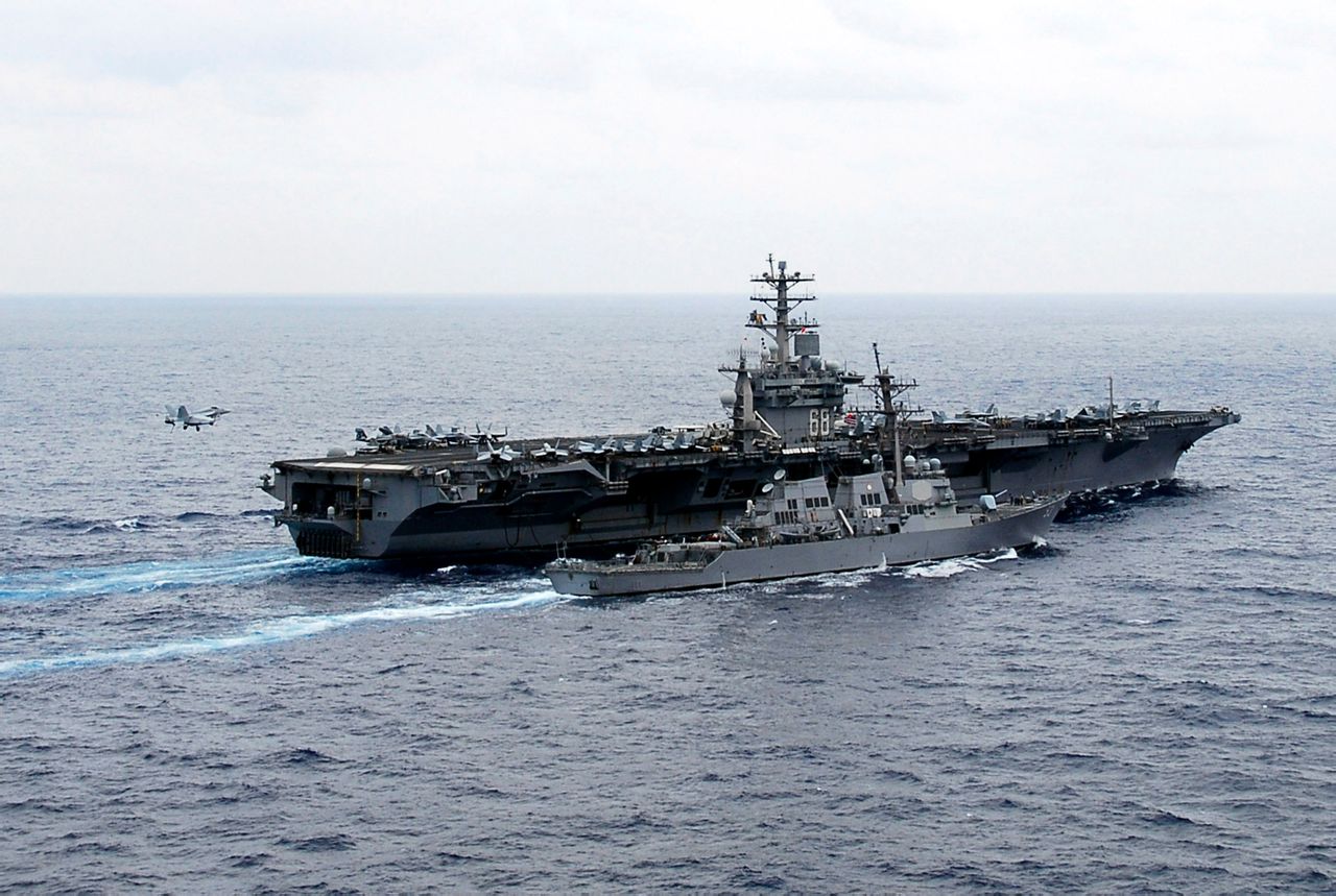 桑普森号驱逐舰和尼米兹号航母(CVN-68) 桑普森号驱逐舰和尼米兹号航母(CVN-68)