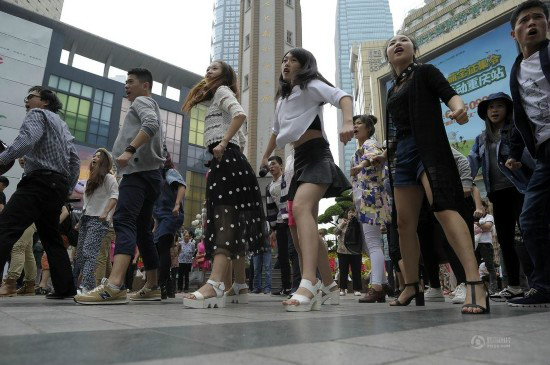 重庆俏女郎踏7厘米高跟鞋解放碑前玩快闪 重庆俏女郎踏7厘米高跟鞋解放碑前玩快闪