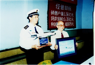 陈应明赠送给王伟家属飞机模型。 陈应明赠送给王伟家属飞机模型。