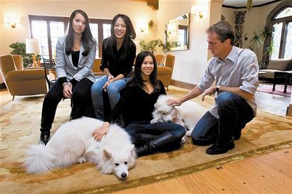 蔡美儿(左二)和女儿、丈夫在家中合影 蔡美儿(左二)和女儿、丈夫在家中合影