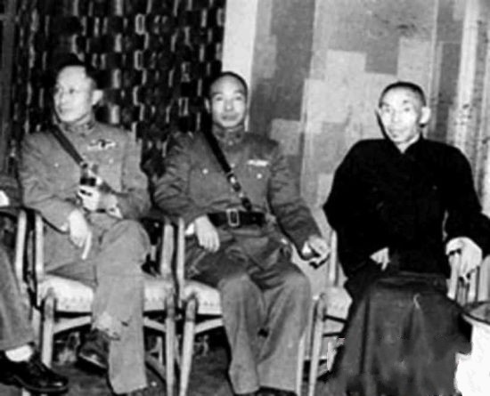 汤恩伯(左)和杜月笙(右) 汤恩伯(左)和杜月笙(右)