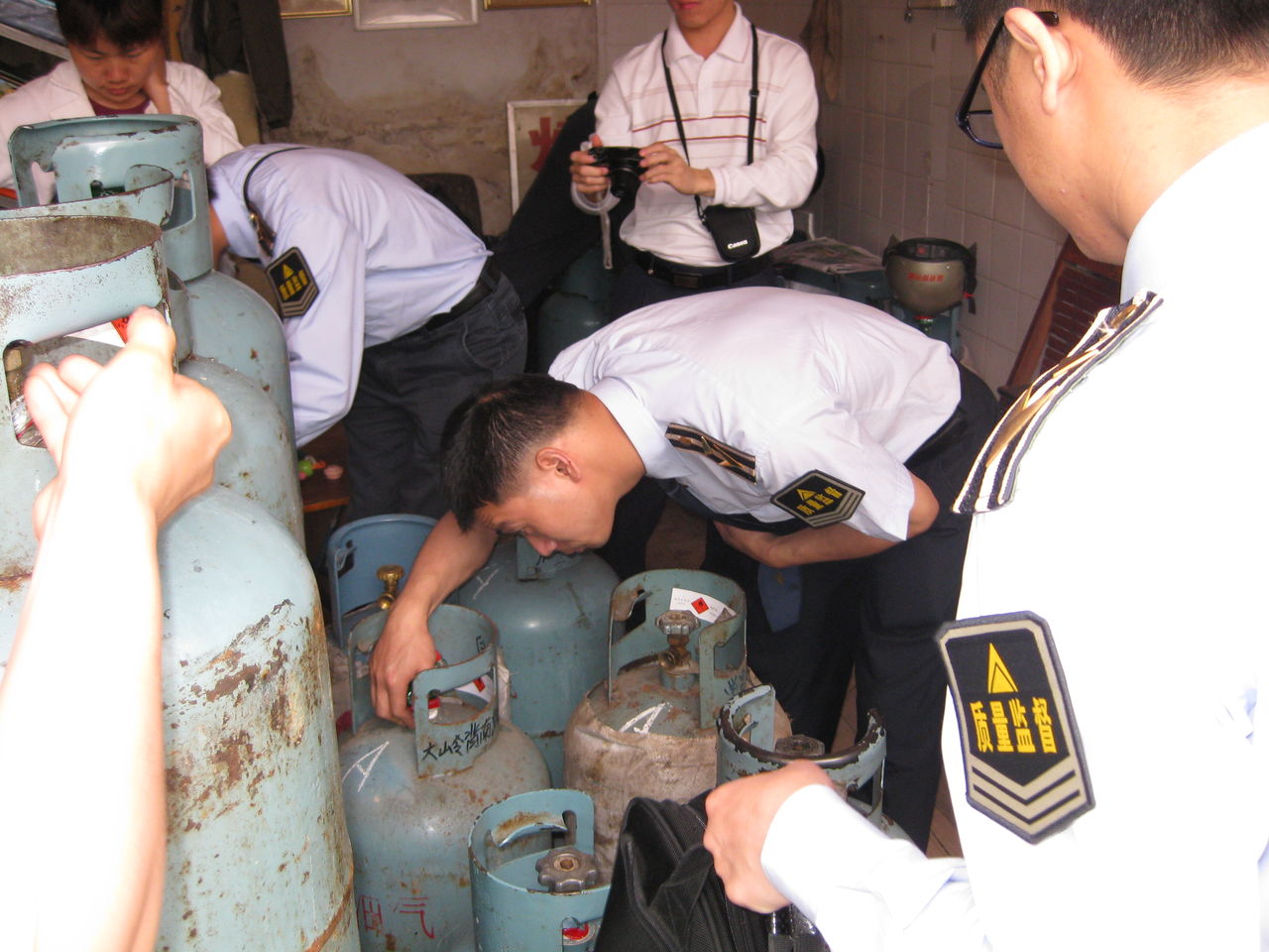 公安人员检查液化石油气销售门店 公安人员检查液化石油气销售门店