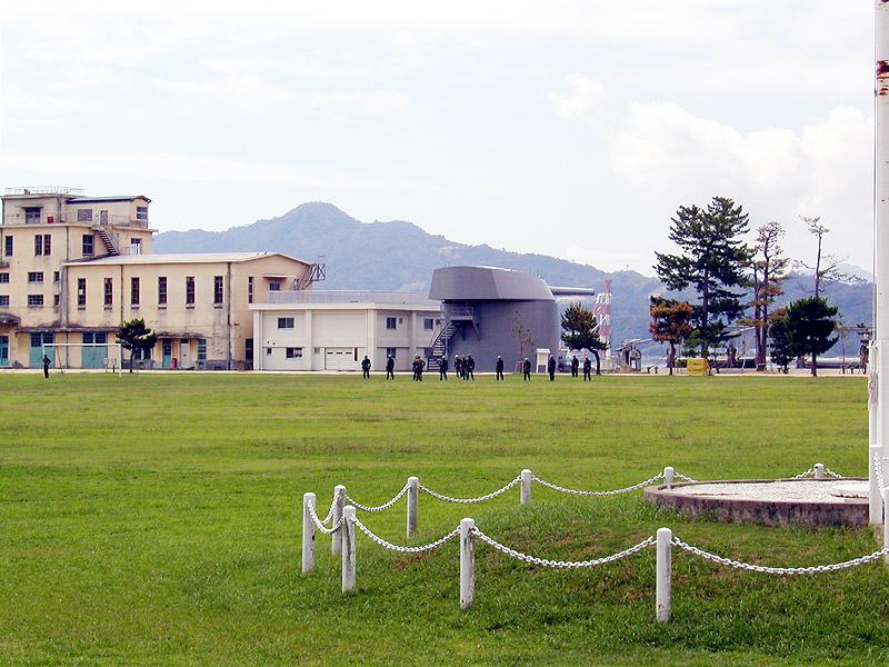学校操场,远处为“陆奥”号战列舰主炮 学校操场,远处为“陆奥”号战列舰主炮