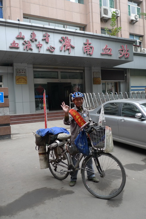 高永华老人在济南血保中心门前留影 高永华老人在济南血保中心门前留影