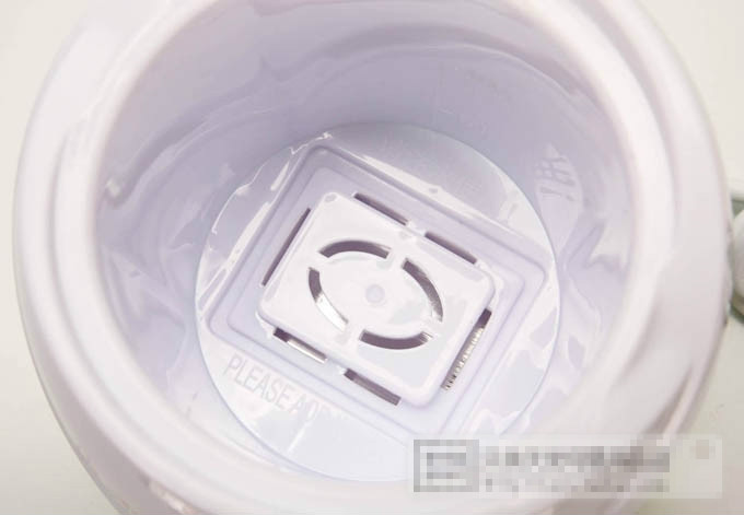 一款电热体为暗藏式的温奶器 一款电热体为暗藏式的温奶器